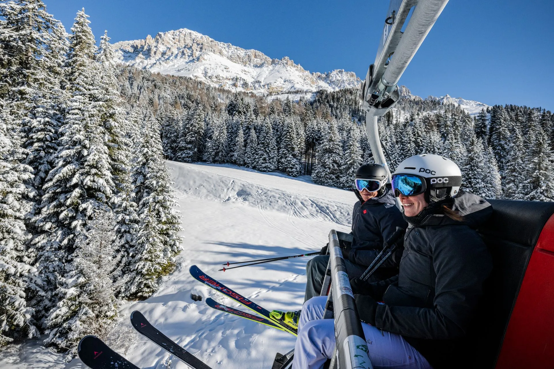 Sessellift mit Bergpanorama