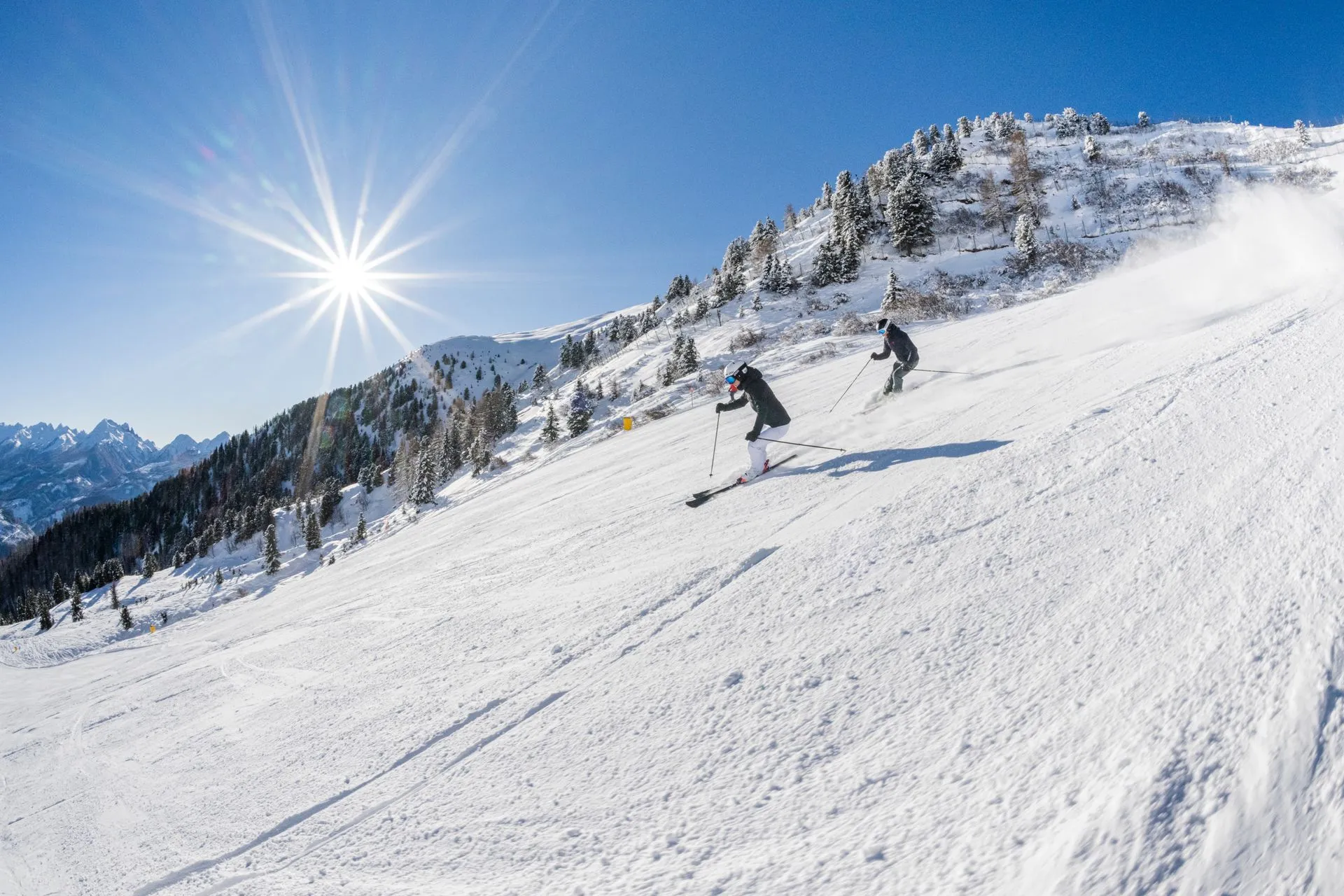 Skipiste in der Morgensonne