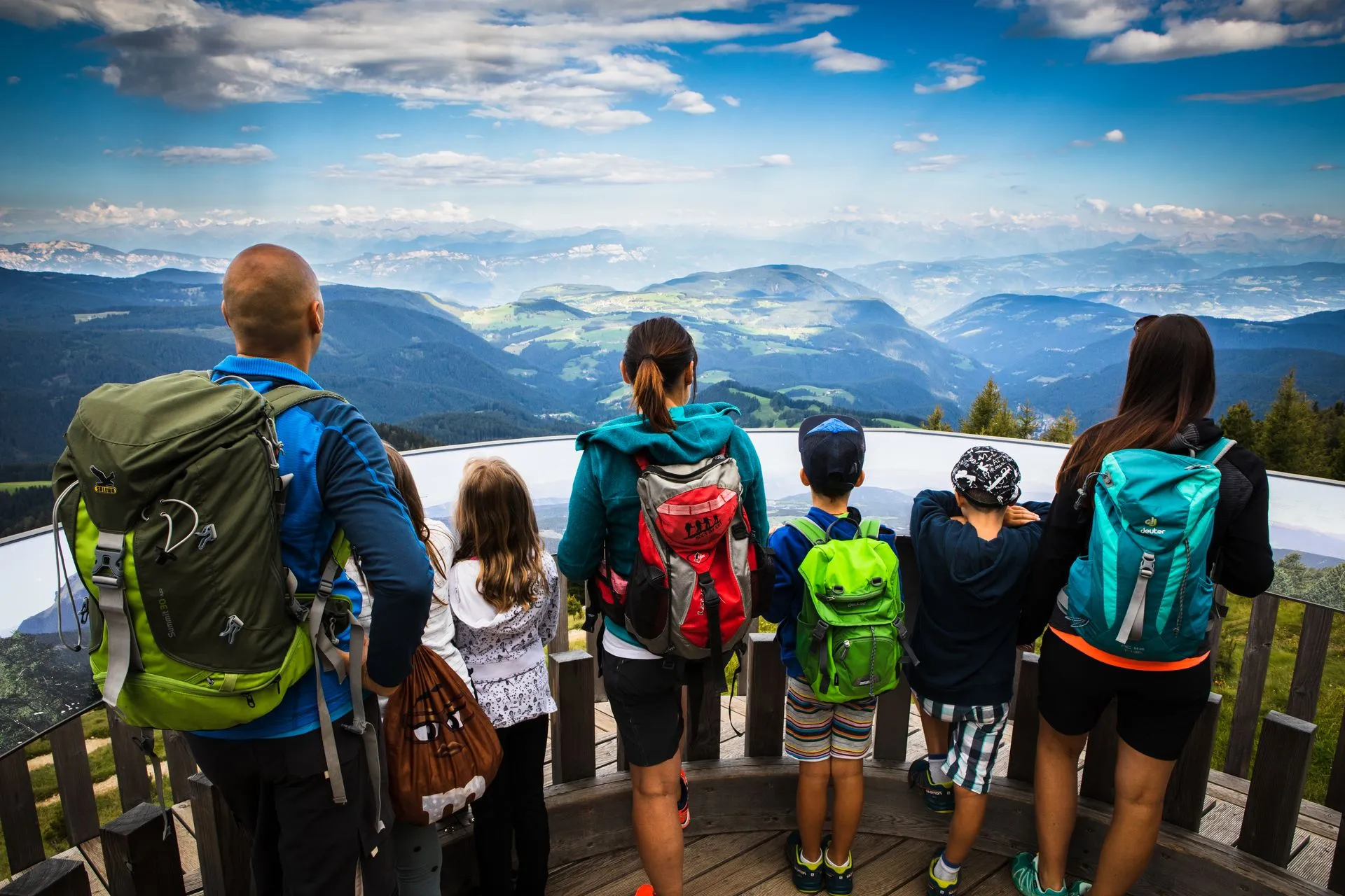 Familie auf Aussichtsplattform